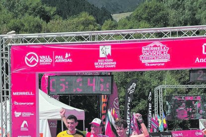 El podi masculí de l'Skyrace, amb Humbert al centre, secundat per Lázaro i Molina.