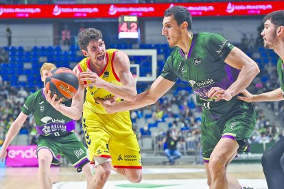 Oriol Paulí, el millor del partit amb 16 punts i 18 de valoració, davant Kravic ahir.