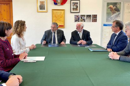 Signatura del conveni, ahir a la 'mairie' de Porta.