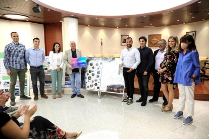 Els guanyadors del concurs d'idees amb els cònsols encampadans i el conseller de Turisme.