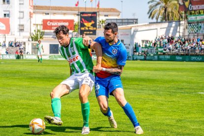 Álex Pastor lluita una pilota en defensa amb un jugador del conjunt andalús.