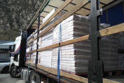 El tràiler anirà carregat de 14 tones de material repartits en 32 palets