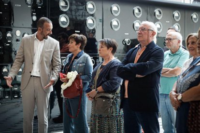 El ministre Jordi Torres amb ciutadans que van acudir a la jornada de portes obertes.