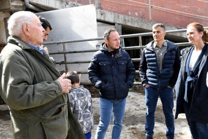 El cap de Govern i la ministra durant una visita.