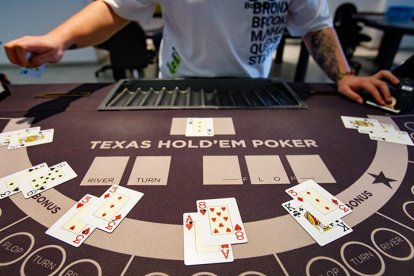 Crupier casino UNNIC cartes Poker