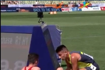 Nahuel Carabaña s'interessa per Axel Vang Christensen després de la caiguda.