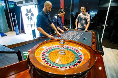 Els alumnes de l'escola de crupiers durant una de les sessions.