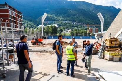 Tècnics de LaLiga, Mediapro, i responsables de la constructora i de l'empresa d'arquitectura, durant la visita a l'Estadi Nacional.