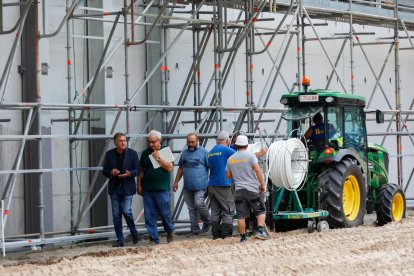 Tècnics de LaLiga, Mediapro, i responsables de la constructora i de l'empresa d'arquitectura, durant la visita a l'Estadi Nacional.
