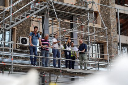 Tècnics de LaLiga, Mediapro, i responsables de la constructora i de l'empresa d'arquitectura, durant la visita a l'Estadi Nacional.