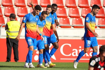 Bakis assenyala els aficionats tricolors presents a Anduva per celebrar el gol, ahir.