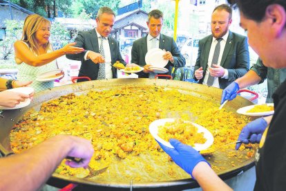 Els membres de l'equip de govern comunal, ahir, servint-se la paella.
