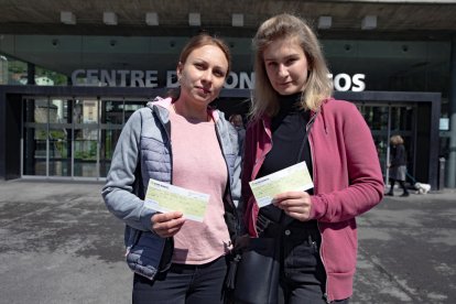 Olena Vahuna i Svetlana Szhivnovataya amb el xec solidari.