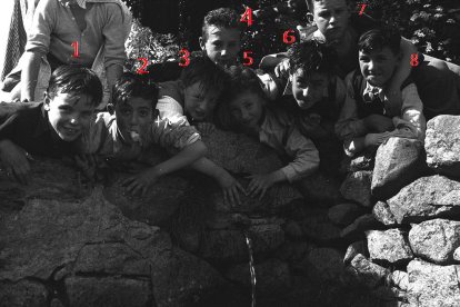 Uns nens beuen aigua en una font d'Escaldes.