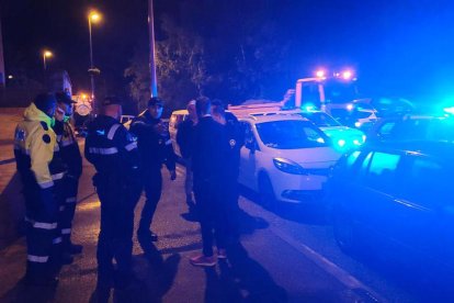 Membres dels serveis d'emergències a prop de l'edifici d'Erts que va resultar afectat.