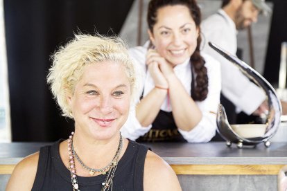 Una xef observant Ana Roš abans d'acostar-se a saludar-la.