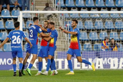 Els jugadors tricolors celebren el 2-0, obra d'Hector Hevel.