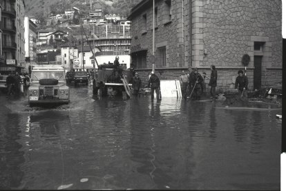 Agents del cos de bombers bombant aigua al centre de la capital.