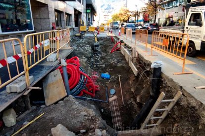 Obres de la xarxa de calor i embelliment al carrer Prat de la Creu