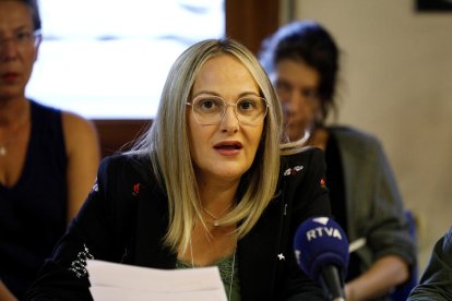 Sandra Cano i membres de les assocaicions.