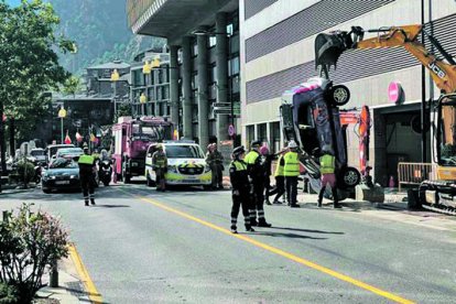 El turisme va ser aixecat per una màquina excavadora.