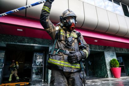 Un bomber sortint de l'edifici afectat.