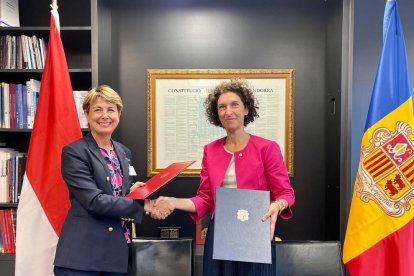 La ministra amb la seva homòloga a Mònaco, Isabelle Berro-Amadeï