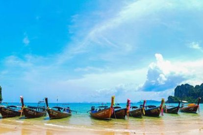 La imatge estiuenca, lluminosa i  plena de color de les barques amarrades a la platja de Railay que transmet calma i tranquil·litat converteix Karim Nafei en guanyador del tercer premi. La fotografia del viatge a Tailàndia li atorga una entrada doble per gaudir de les instal·lacions d'Inúu.