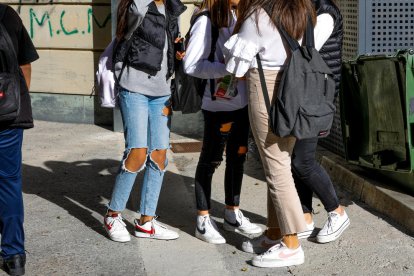 Alumnes a les portes de l'escola andorrana de segona ensenyança de Santa Coloma.