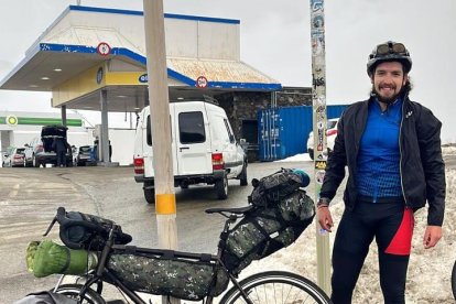 Mijail Sánchez va fer el viatje des de Tolosa, França, fins a Andorra en bicicleta.