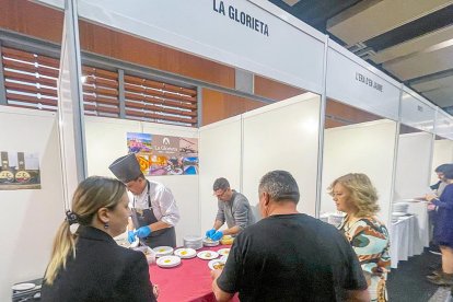 Participants fent cua a un estand.