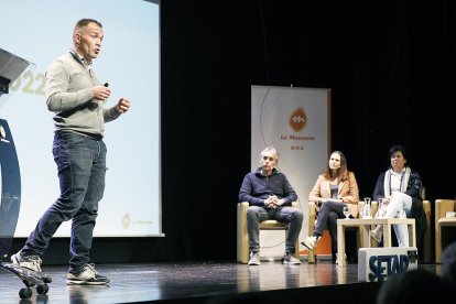 La reunió de poble es va celebrar ahir al vespre.