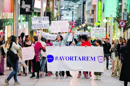 40 persones marxen per l'avortament