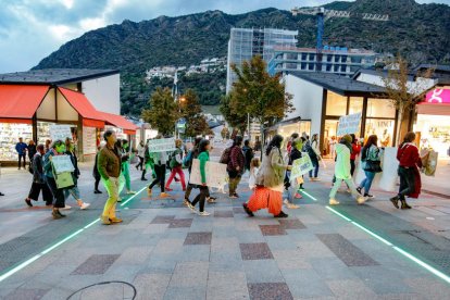 Manifestants a l'avinguda Carlemany.