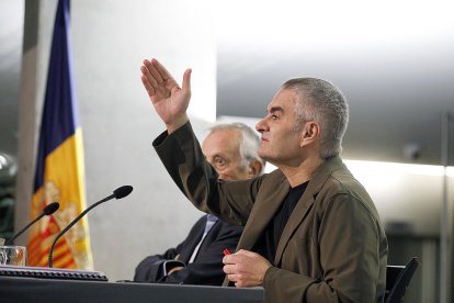 Isidre Bartumeu durant la conferència al vestíbul del Consell General.