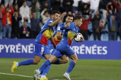 Valera celebra amb la pilota a les mans un dels gols, ahir.