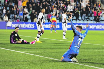Germán Valera celebra el 3-1, que va sentenciar el triomf contra el Llevant.