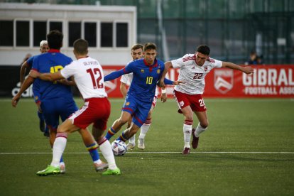 El davanter de la selecció, Berto Rosas, controla la pilota envoltat de jugadors de Gibraltar, ahir.
