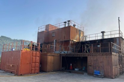 Els bombers es formen en incendis en interiors