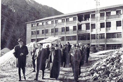 L'excopríncep Ramon Iglesias visita les obres.