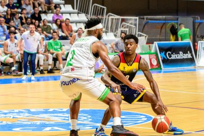 Micah Speight, defensat per Nesbitt al duel celebrat ahir a Castelló.
