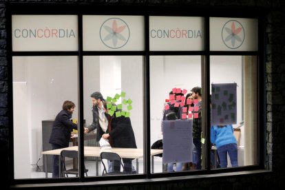 Membres de Concòrdia a la seu del partit, ahir.