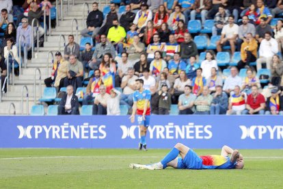 El central Diego Alende, desesperat a terra, quan s'assenyala la fi del partit.