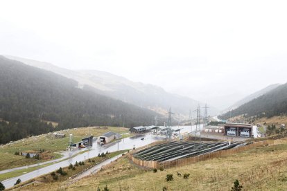 El parc de plaques solars que s'ha instal·lat a l'estació de Grau Roig.