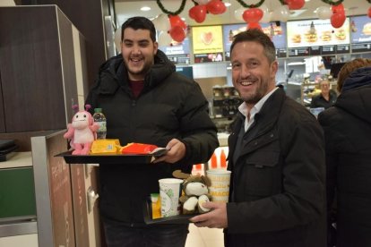Pere López i Pere Baró amb l'hamburguesa