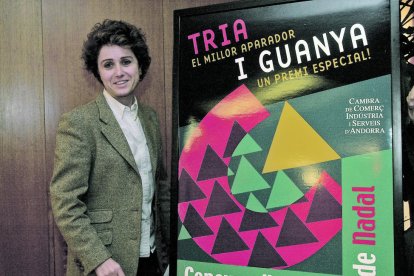 Pilar Escaler amb el cartell de la quarta edició (2001).