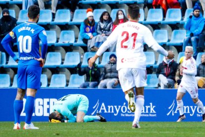 El porter Raúl Lizoain es lamenta després d'encaixar el gol rival.