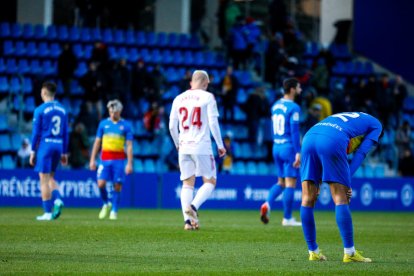 Els jugadors de l'FC Andorra, capcots, després de la derrota contra l'FC Cartagena.