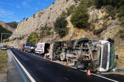 El camió accidentat a la C-14