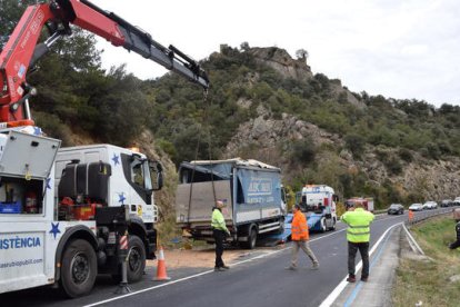 El camió carregat en una grua a la C-14.